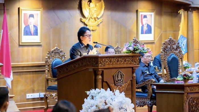 Bupati Giri Prasta saat Sidang Paripurna DPRD Badung masa persidangan ketiga dengan agenda pengambilan keputusan terhadap beberapa Ranperda, di Ruang Utama Gosana Kantor DPRD Badung, Rabu (15/11)