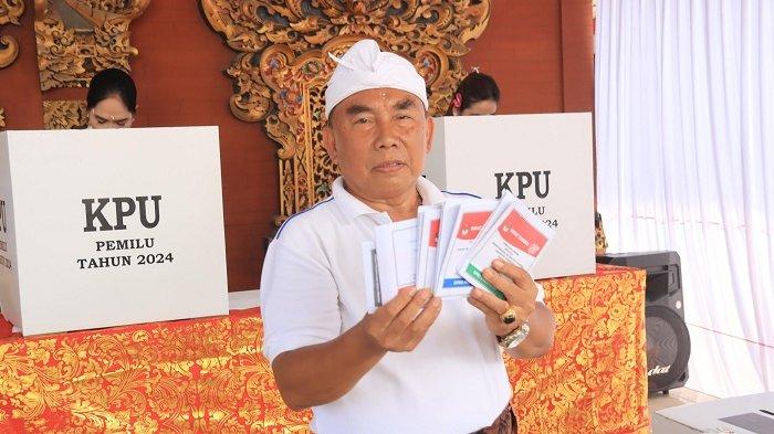Bupati Jembrana, I Nengah Tamba bersama keluarga menggunakan hak pilihnya pada Pemilu 2024 di TPS 13 di Balai Banjar Peh, Desa Kaliakah, Kecamatan Negara, Rabu 14 Februari 2024.