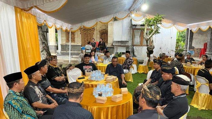 Bupati Jembrana, I Nengah Tamba bersama jajaran melayat ke rumah duka Kadek Narendra Krisnanda di Kelurahan Tegal Cangkring, Kecamatan Mendoyo, Jembrana, Kamis 11 April 2024.