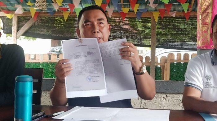 Bupati Jembrana, I Nengah Tamba saat menunjukkan surat permohonan diri Ipat serta surat permohonan diri Wakil Bupati Indramayu di Jembrana, Jumat 2 Agustus 2024.