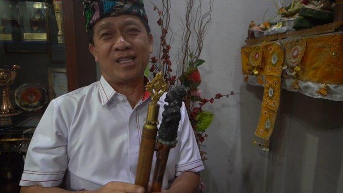 Bupati Klungkung I Nyoman Suwirta saat mengambil tongkat komando yang selama ini diletakkannya di pelangkiran ruang kerjanya, Kamis (2/11/2023)