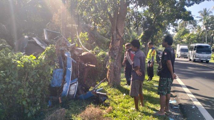 Polisi bersama warga saat mendatangi TKP satu unit mobil bus mini diduga terguling di Jalan Raya Denpasar-Gilimanuk wilayah Banjar Serong, Desa Gumbrih, Kecamatan Pekutatan, Jembrana, Selasa 17 Juni 2025. Bus Mini Ditemukan Ringsek di Jembrana Bali, Diduga Sopir Mengantuk, Alami Luka Robek