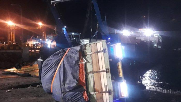 Truk bermuatan serbuk kayu terguling saat hendak naik menuju kapal di Dermaga LCM Pelabuhan Gilimanuk, Jembrana, Sabtu 6 Juli 2024 malam.