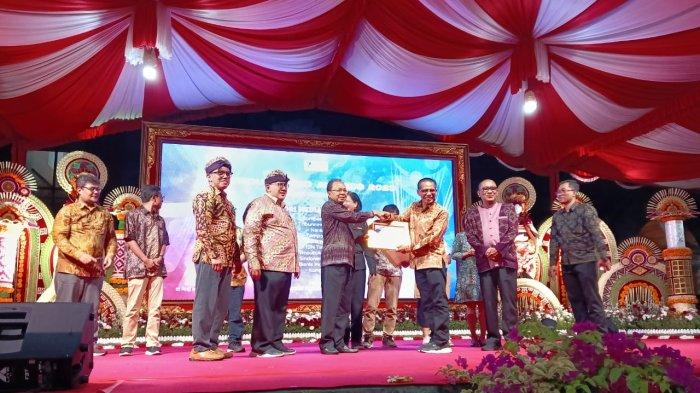 Dahlan Dahi (kanan) selaku CEO Tribun Network saat menerima penghargaan media brand award 2023 kategori media nasional dalam acara HUT ke-77 Serikat Perusahaan Pers (SPS) yang diserahkan oleh Gubernur Bali (kiri)