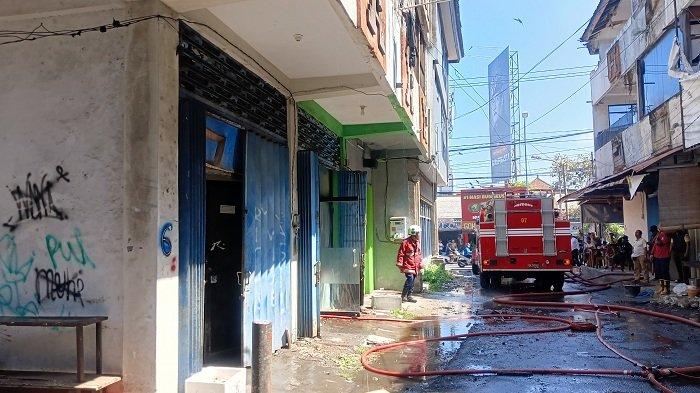 Suasana proses pendinginan kebakaran yang melanda ruko tiga lantai di Jalan Raya Kuta, Selasa siang tanggal 18 Juni 2024.