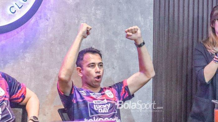 Chairman RANS Nusantara FC, Raffi Ahmad, sempat bersemangat saat menghadiri sesi jumpa pers di kawasan Andara, Jakarta, 12 Januari 2023.