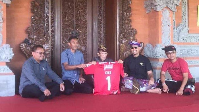 Cokorda Gede Budi Suryawan semasa hidup. Pernah didatangi fans Bali United karena jasanya menggagas Stadion Kapten I Wayan Dipta Gianyar.