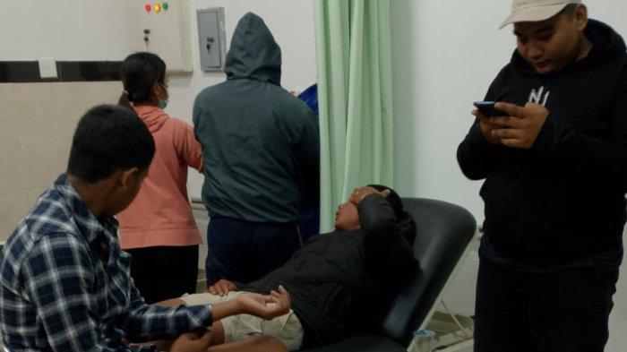 Dirawat - Pemuda di Bangli yang diduga keracunan usai makan ikan pindang, saat dirawat di Puskesmas Tembuku.