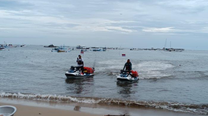 Zac Martin dan Daniel Natakusuma saat sampai di Bali dari perjalanan panjangnya mengendarai jet ski dari Darwin Australia - Kisah Zac dan Daniel Naik Jet Ski dari Darwin ke Bali, Tempuh Perjalanan 2.600 Km untuk Misi Sosial.