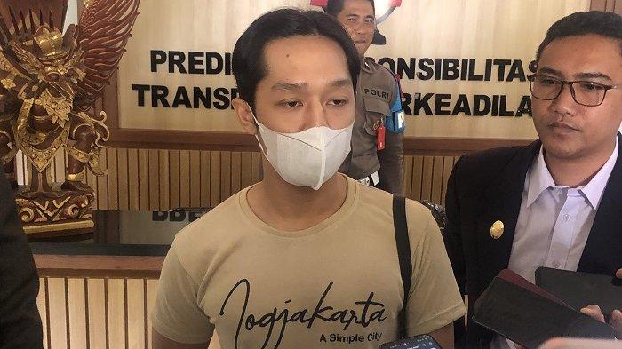 Pada sidang kali ini, Jaksa Penuntut Umum (JPU) membacakan tuntutan atas dugaan kasus kejahatan yang dilakukan oleh rohaniawan muda Tabanan itu.