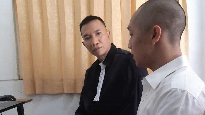 Dasaran Alit sebelum sidang yang ditemani oleh Kuasa Hukum, Kadek Agus Mulyawan