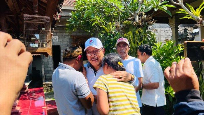 Datangi Keluarga Korban Lift Jatuh di Ubud, Cok Ace Sampaikan Belasungkawa, Memeluk Orangtua Korban