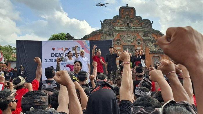  DAFTAR KE KPU – Pasangan bakal calon bupati/wakil bupati Kabupaten Klungkung I Made Satria-Tjokorda Surya Putra (Satriya) di Kantor KPU Klungkung. 