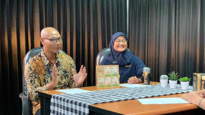 Deputy Operasional PT. Pegadaian Kanwil 7 Denpasar,
Beta Vektor Riski, dan Manager Regional <a href='https://bali.tribunnews.com/tag/galeri-24' title='Galeri 24'>Galeri 24</a> Denpasar, Larasasih Jatikusumo, menjelaskan <a href='https://bali.tribunnews.com/tag/safe-heaven' title='Safe Heaven'>Safe Heaven</a> pada <a href='https://bali.tribunnews.com/tag/investasi' title='investasi'>investasi</a> emas dalam podcast Tribun Bali, akhir pekan lalu.