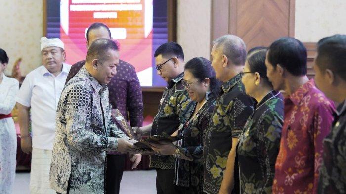 Wabup Bagus Alit Sucipta mendampingi Wamen Koperasi RI Ferry Juliantono saat acara Dialog Percepatan Musyawarah Desa/Kelurahan Khusus Pembentukan Koperasi Desa/Kelurahan Merah Putih di Ruang Rapat Kertha Gosana, Puspem Badung, Minggu 1 Juni 2025. 