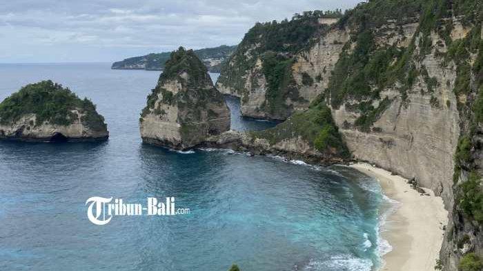 Diamond Beach - Di antaranya Pantai Devil Rear, Pantai Kelingking, Angels Bilabong, Diamond, dan Broken Beach. Termasuk imbauan dan pengumuman larangan berenang di Pantai Kelingking.