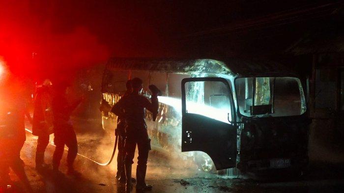 Suasana saat peristiwa kebakaran sebuah mobil travel di jalur nasional Jalan Raya Denpasar-Gilimanuk wilayah Desa Banyubiru, Kecamatan Negara, Jembrana, Minggu 26 Januari 2025 malam - Diduga Korsleting, Mobil Travel Terbakar di Jembrana Bali, Kerugian Capai Rp 400 Juta
