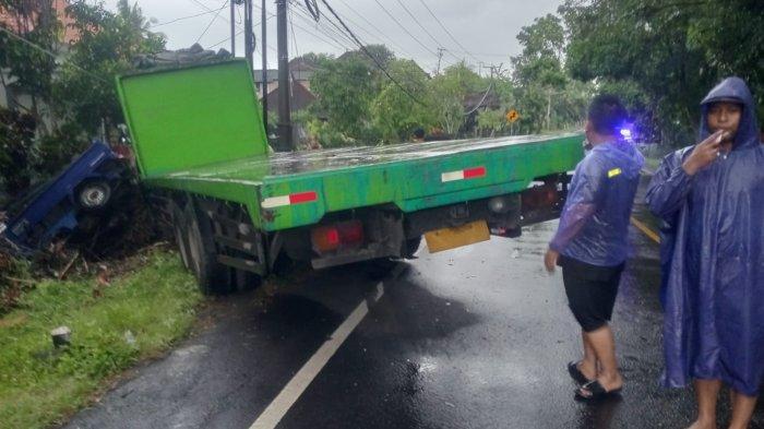 Kondisi di TKP pasca sebuah truk Hijau menyeruduk pikap yang sedang parkir di pinggir Jalan Raya Denpasar-Gilimanuk tepatnya di Desa Yehembang Kangin, Kecamatan Mendoyo, Jembrana, Sabtu 15 Maret 2025 sore. Sopir diduga mengantuk, truk oleng tabrak bagian belakang pikap parkir. Diduga Sopir Mengantuk, Truk Seruduk Pikap Hingga Terjun Ke Kebun Di Jembrana Bali