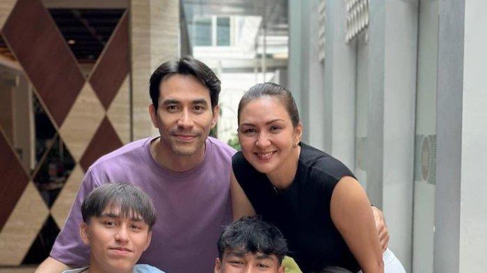 Diego Andres merupakan anak kedua dari pasangan selebritis yaitu, Darius Sinathrya dan Donna Agnesia.