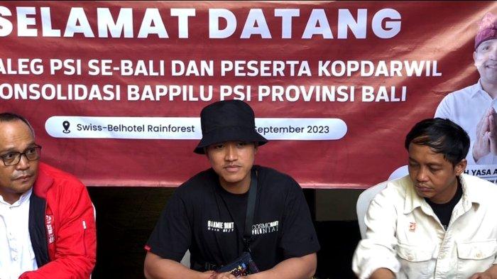 Ketua Umum PSI Kaesang Pangarep (tengah)