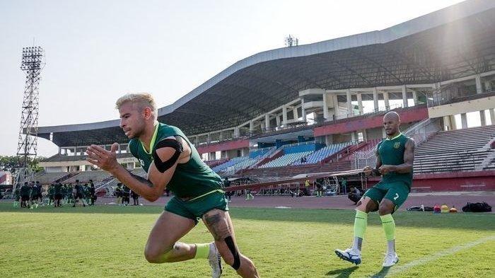 Diogo Campos berlatih tambahan bersama David Da Silva usai latihan rutin Persebaya di Stadion Gelora Delta Sidoarjo pada Sabtu (26/10/2019). Media Officer Persebaya