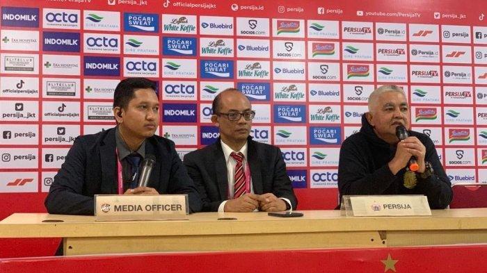 Direktur Utama Persija Jakarta, Ambono Janurianto (kanan)