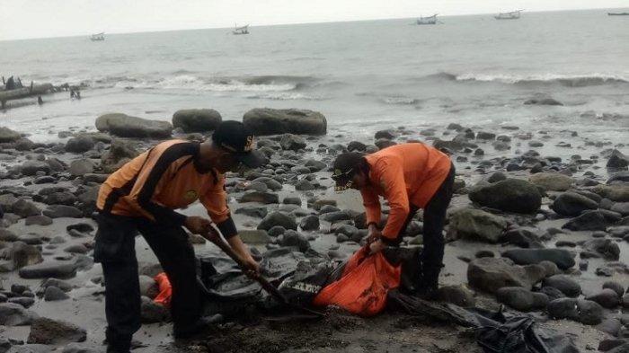 PENEMUAN - Ditemukan Life Raft atau rakit penyelamat yang sebelumnya digunakan para korban KMP Tunu Pratama Jaya di Pantai Pebuahan, Desa Banyubiru, Kecamatan Negara, Jembrana, Minggu 6 Juli 2025.