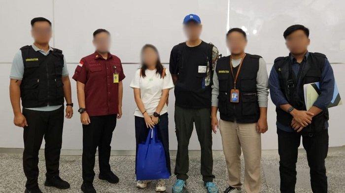 DEPORTASI - Dua WNA Cina saat dideportasi oleh petugas imigrasi Singaraja, Selasa (11/2/2025). Dua WNA itu dideportasi karena menjadi instruktur menyelam ilegal di wilayah Karangasem, Bali.