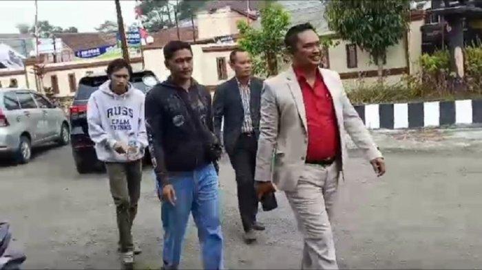 Dua anak tiri Yosep, Abi Aulia dan Arigi Reksa Pratama, didampingi pengacara tiba di Mapolsek Jalancagak, Kabupaten Subang.