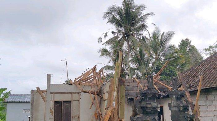 Dua rumah warga di Desa Nongan, Kecamatan Rendang roboh, Selasa (2/7/2024) sore.