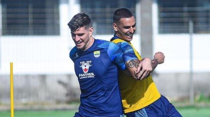 Duet menara kembar Persib Bandung, Alberto Rodriguez dan Nick Kuipers saat latihan menjadi sorotan bobotoh.