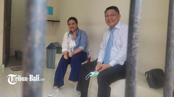 Usai bebas bersyarat karena kasus narkoba, mantan Bupati Tabanan, Ni Putu Eka Wiryastuti, malah tidak tampak di kampung halamannya di Tabanan. 

Seperti diketahui, kampung halaman anak politisi PDI Perjuangan, Nyoman Adi Wiryatama itu, berada di Banjar Tegeh, Desa Angsri, Kecamatan Baturiti.