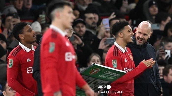 Pelatih Manchester United, Erik ten Hag saat bersama Jadon Sancho di tepi lapangan