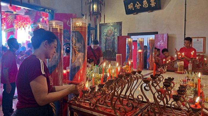 Sembahyang - Etnis Tionghoa saat melakukan sembahyang di Kongco Seng Hong Bio, Rabu (29/1/2025). Persembahyangan ini dilakukan dalam rangka tahun baru Imlek 2576 Kongzili.