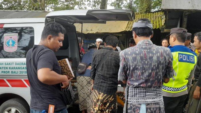 Evakuasi pamedek meninggal dunia di Pura Lempuyang Luhur, Karangasem, Bali, Minggu (1/9/2024).