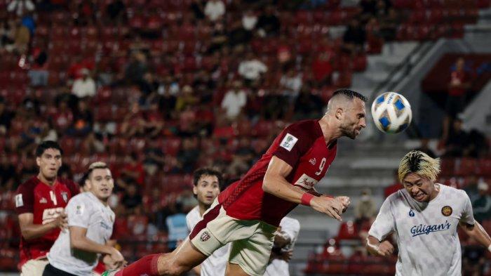 Striker Bali United, Ilija Spasojevic sedang menanduk bola saat menghadapi Stallion FC dalam laga kelima Grup G AFc Cup, Rabu, 29 November 2023.