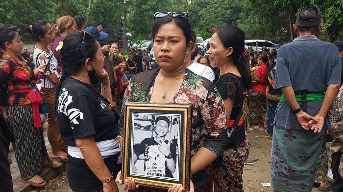 FOTO - Foto Kadek Parwata semasa hidup. Prosesi pemakaman Kadek Parwata di Setra Desa Adat Angantelu, Karangasem, Bali, Minggu (16/2/2025). Parwata merupakan korban penusukan di Jalan Nangka, Denpasar, Bali.