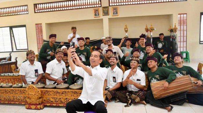 Foto bersama Presiden Joko Widodo dengan siswa-siswa SMKN 3 Sukawati, Selasa 31 Oktober 2023