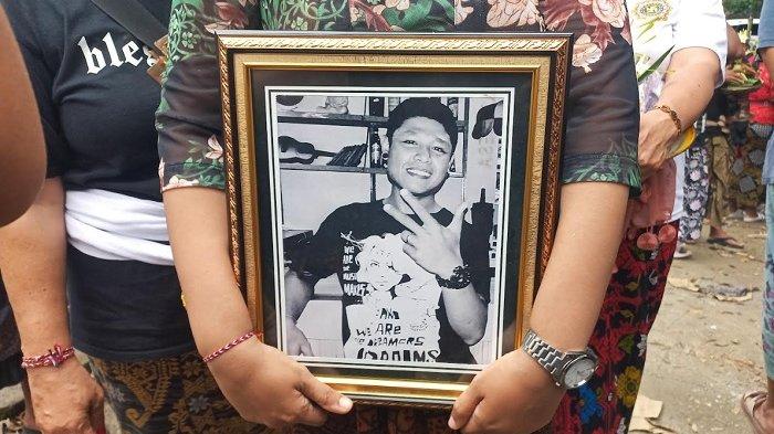 PEMAKAMAN - Foto korban, Kadek Parwata saat pemakaman yang dilaksanakan di Setra Desa Adat Angantelu, Karangasem, Bali, Minggu (16/2/2025). Hingga korban  dimakamkan, pelaku kasus penusukan di Jalan Nangka, Denpasar masih buron, sementara pihak kepolisian meminta masyarakat menunggu informasi valid.