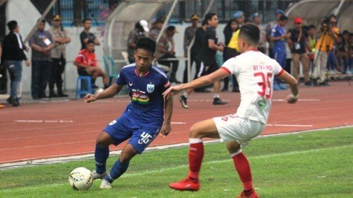 Aksi Fredyan Wahyu Sugiantoro dalam laga menghadapi Perseru Badak Lampung FC.
