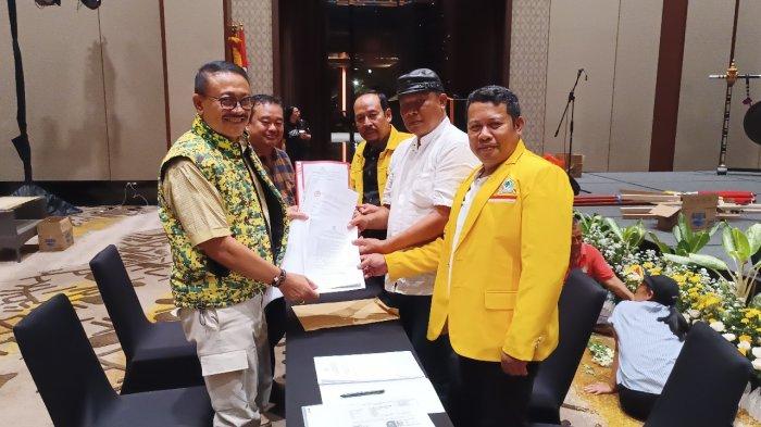 Gde Sumarjaya Linggih alias Demer saat mendaftar calon Ketua DPD I Golkar Bali di The Meru Sanur. Bagaimana Kemungkinan Demer Menang Aklamasi Ketua DPD I Golkar Bali?