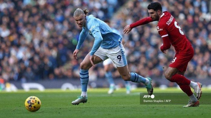 Update hasil Liga Inggris pekan 13. Gelandang Liverpool #08 Dominik Szoboszlai (kanan) bersaing dengan striker Manchester City #09 Erling Haaland selama pertandingan sepak bola Liga Utama Inggris di Stadion Etihad di Manchester, barat laut Inggris, pada 25 November 2023. Darren Staples/AFP