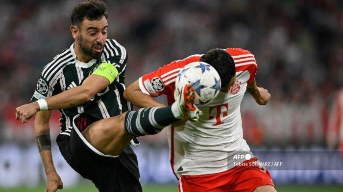 Gelandang Manchester United Portugal #08 Bruno Fernandes (Kiri) dan bek Bayern Munich Korea Selatan #03 Kim Min-jae berebut bola selama pertandingan sepak bola Grup A Liga Champions UEFA FC Bayern Munich v Manchester United di Munich, Jerman selatan pada 20 September , 2023. Tobias SCHWARZ / AFP