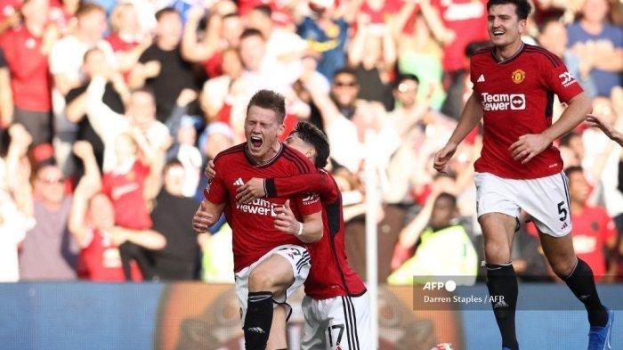 Gelandang Manchester United asal Skotlandia #39 Scott McTominay (Kiri) merayakan bersama gelandang Manchester United asal Argentina #17 Alejandro Garnacho (2 kanan) setelah mencetak gol kedua mereka dalam pertandingan sepak bola Liga Utama Inggris antara Manchester United dan Brentford di Old Trafford di Manchester, barat laut Inggris , pada 7 Oktober 2023. Man Utd memenangkan pertandingan tersebut dengan skor 2-1.Darren Staples/AFP