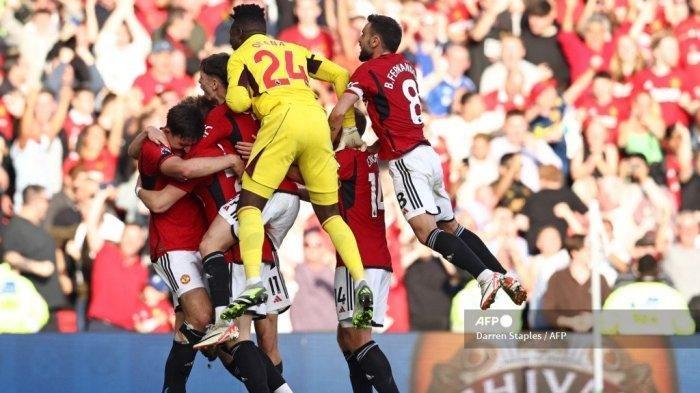 Gelandang Manchester United Skotlandia #39 Scott McTominay (2K) merayakan bersama rekan satu timnya setelah mencetak gol kedua mereka selama pertandingan sepak bola Liga Premier Inggris antara Manchester United dan Brentford di Old Trafford di Manchester, barat laut Inggris, pada 7 Oktober 2023. Man Utd menang pertandingan 2-1.Darren Staples/AFP
