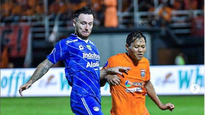 Gelandang Marc Klok (kiri) ditempel ketat Adam Alis di laga Borneo FC vs Persib dilanjutan Liga 1 pekan 16 di Stadion Segiri, Samarinda, Sabtu 21 Oktober 2023. Update Klasemen Liga 1: Posisi Persib Bandung dan Borneo FC Rawan Dikudeta oleh Pesaing Terdekatnya