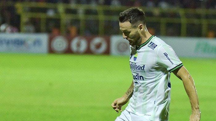 Gelandang Marc Klok tampil di laga Persib Bandung melawan PSM Makassar dilanjutan pekan keempat Liga 1 2023/2024 di Stadion Gelora BJ Habibie, Parepare, Sulawesi Selatan, Sabtu 22 Juli 2023. Klok Bicara Soal Situasi Tak Ideal Persib di Awal Liga 1: Ditinggal Luis Milla, Kini Kalah Lawan PSM