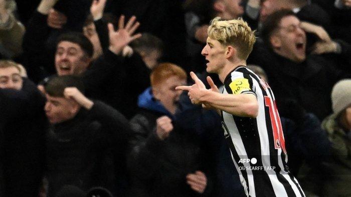 Gelandang Inggris Newcastle United #10 Anthony Gordon merayakan setelah mencetak gol kedua mereka selama pertandingan sepak bola Liga Premier Inggris antara Newcastle United dan Manchester City di St James' Park di Newcastle-upon-Tyne, timur laut Inggris pada 13 Januari 2024. OLI SCARFF / AFP