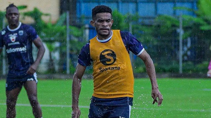 Gelandang Persib Bandung Ricky Kambuaya resmi hengkang dan pindah ke Dewa United. 