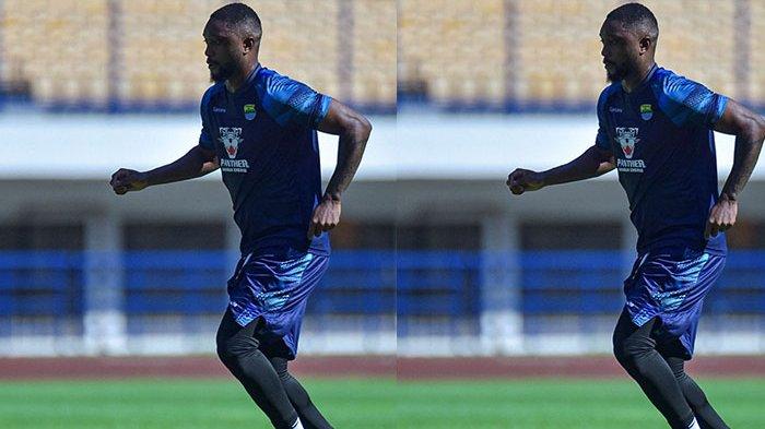Gelandang anyar Persib Bandung, Levy Madinda tengah berlatih.